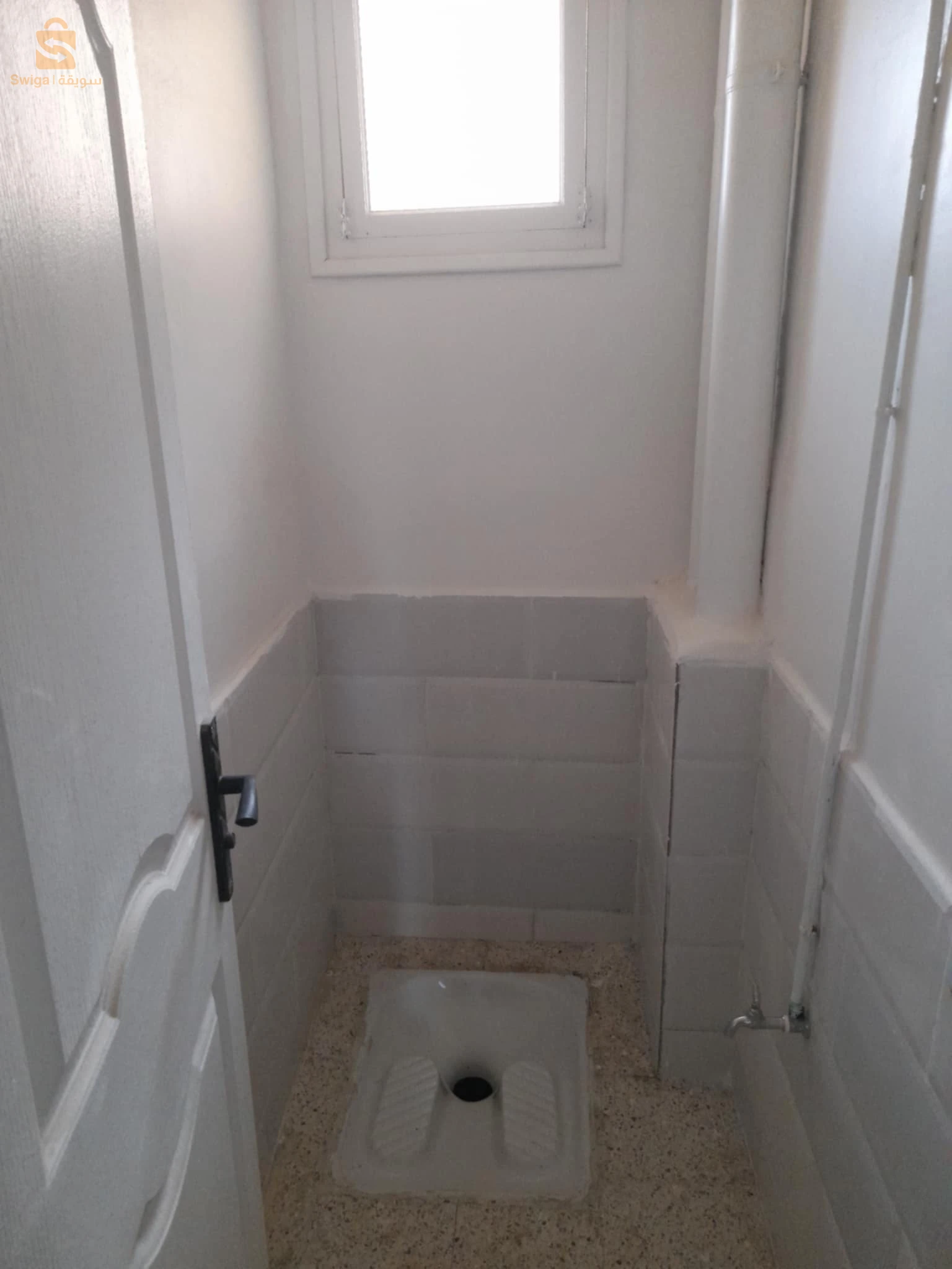 حي 270 مسكن تحت القطب الحضري بجانب الطريق السيار شمال جنوب الشقة تقع في الطابق الثالث بكل الوثائق  في حي هادئ