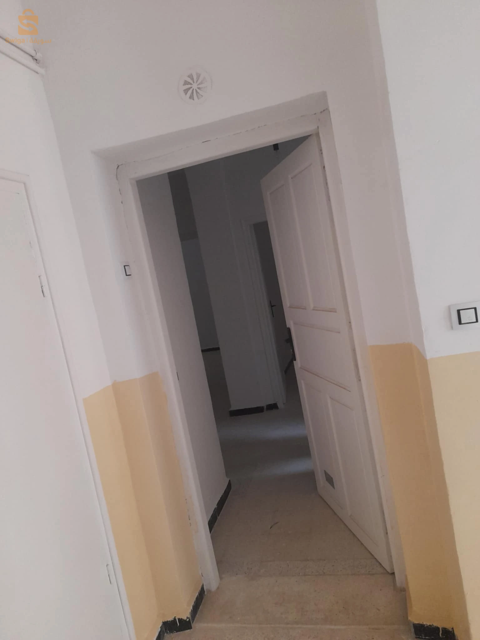 حي 270 مسكن تحت القطب الحضري بجانب الطريق السيار شمال جنوب الشقة تقع في الطابق الثالث بكل الوثائق  في حي هادئ