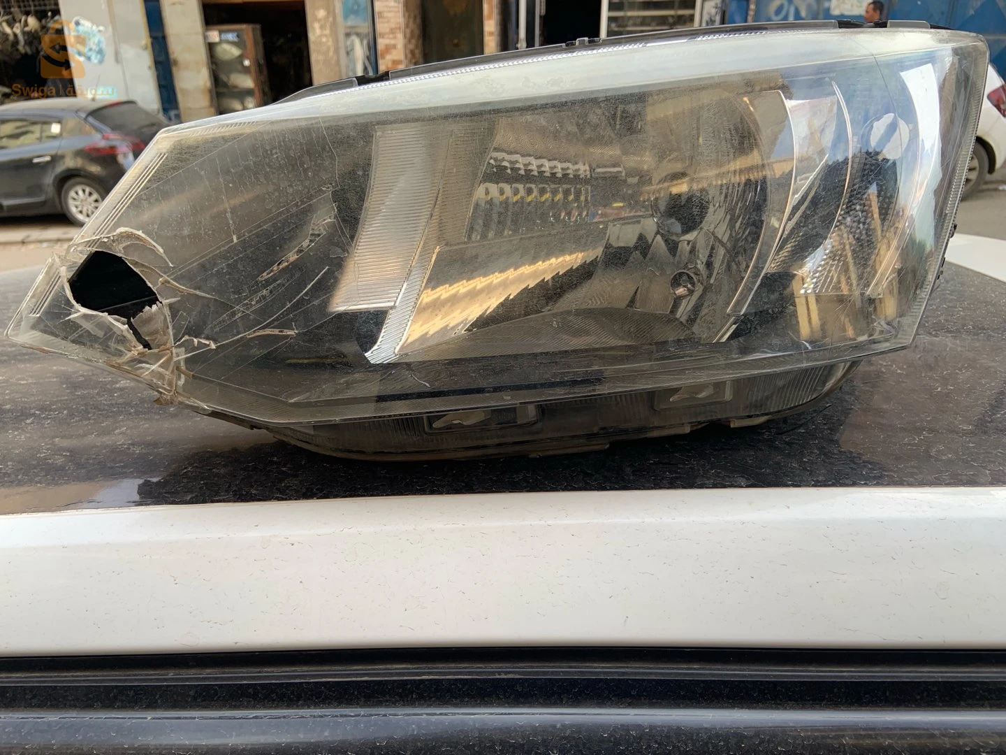 phare skoda fabia marché intact fissuré