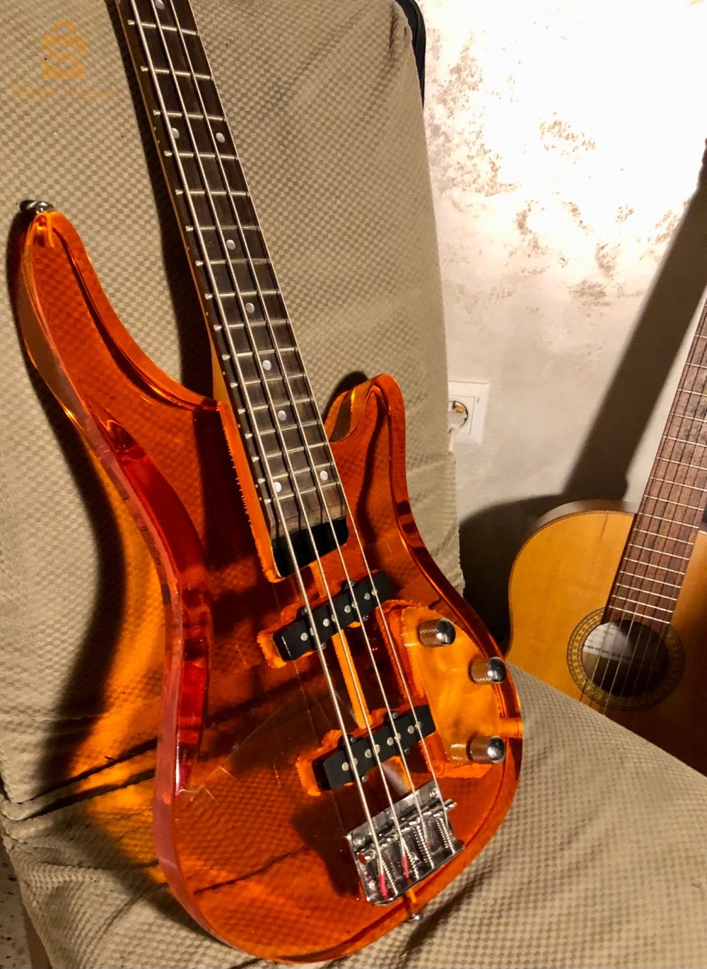 Basse électrique en plexiglass