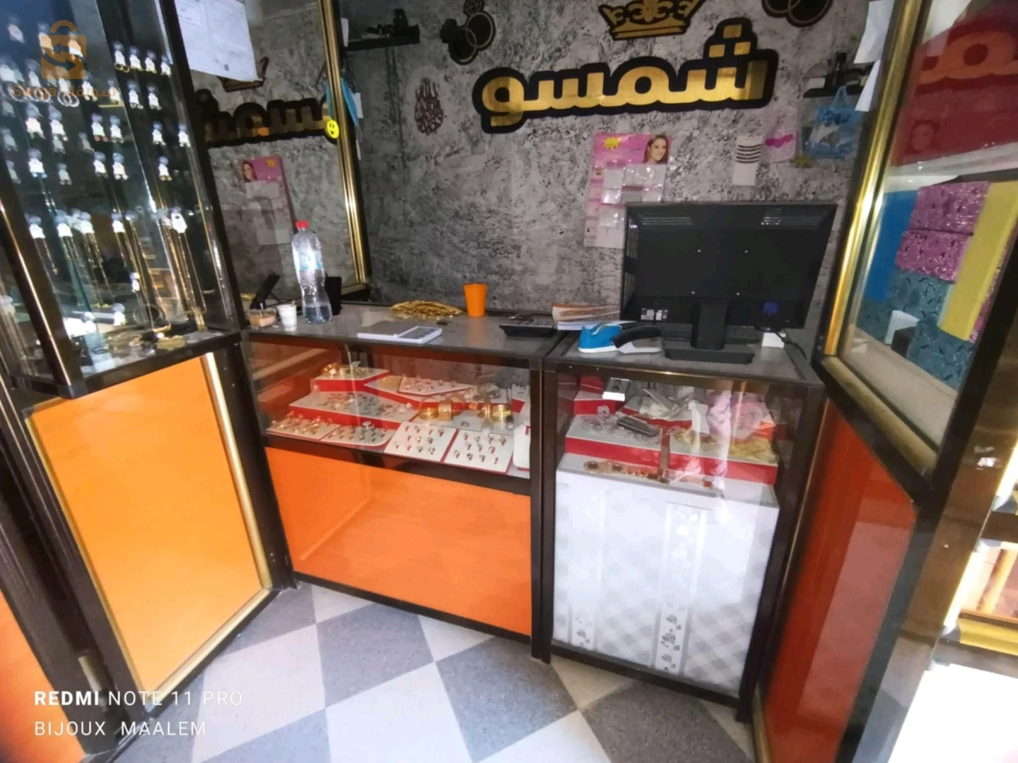 فيترينة جديدة جاهزة. باب راية مهتم يتصل
