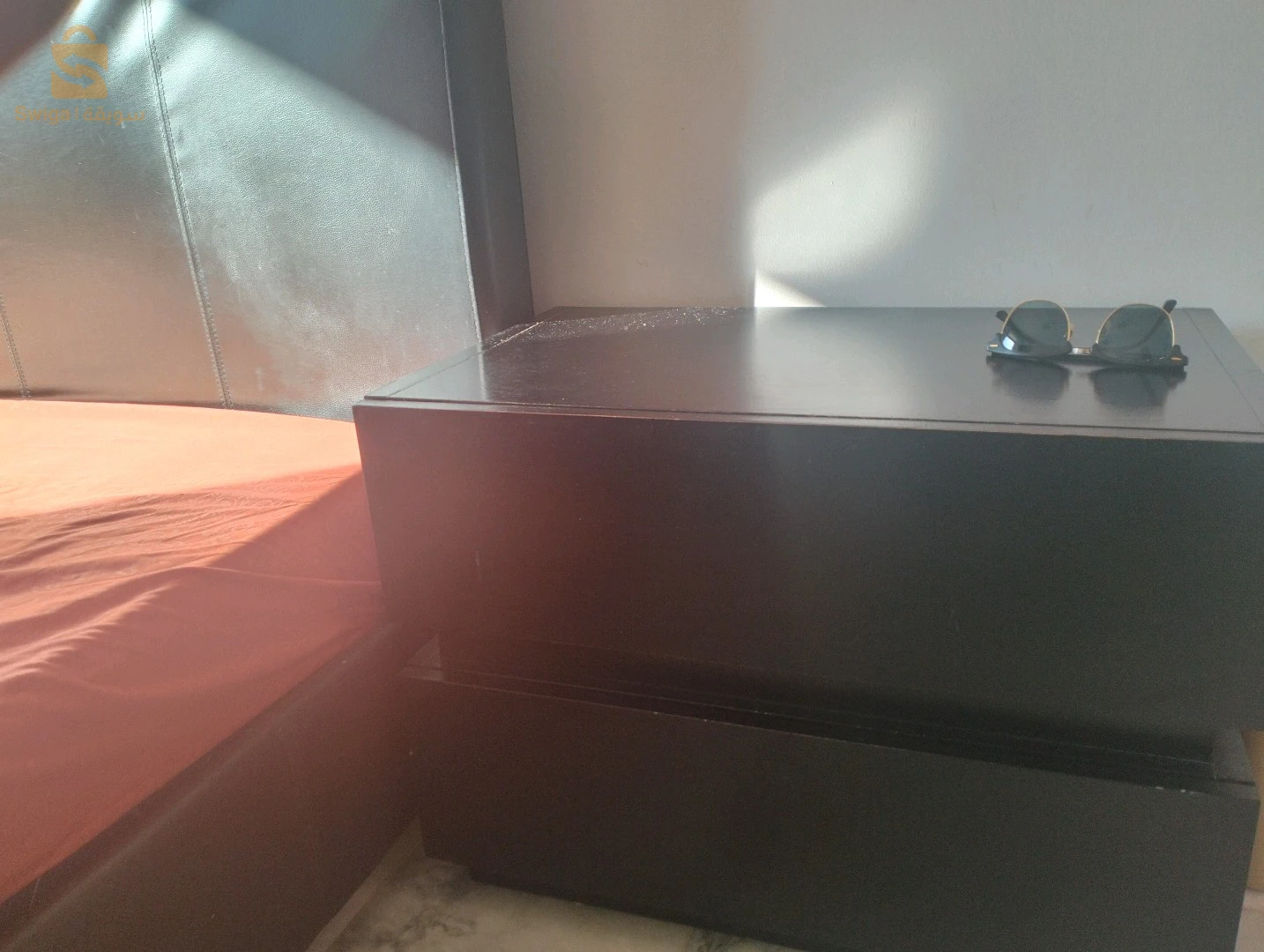 chambre a couché bon état un lit 2 places +une armoire en aluminium+un meuble télé+une table de nuit