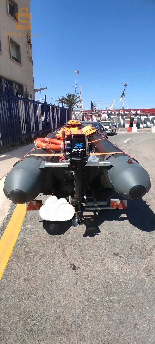 semi-rigide bateau de plaisance