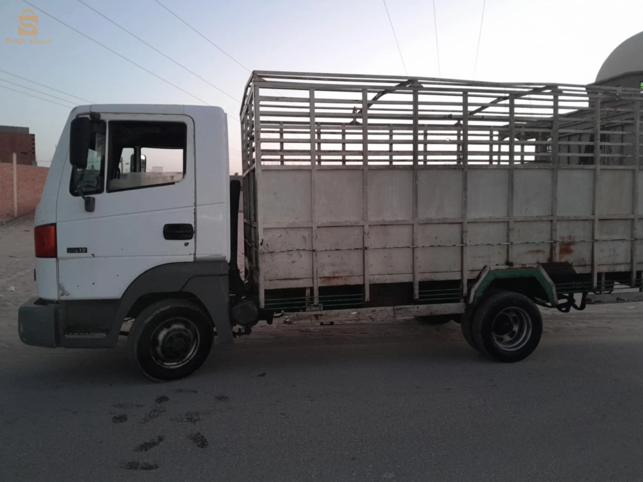 شاحنة نيسان سنة 2005 فيه ابوات وميتور جيمسي للإتصال 0799322352