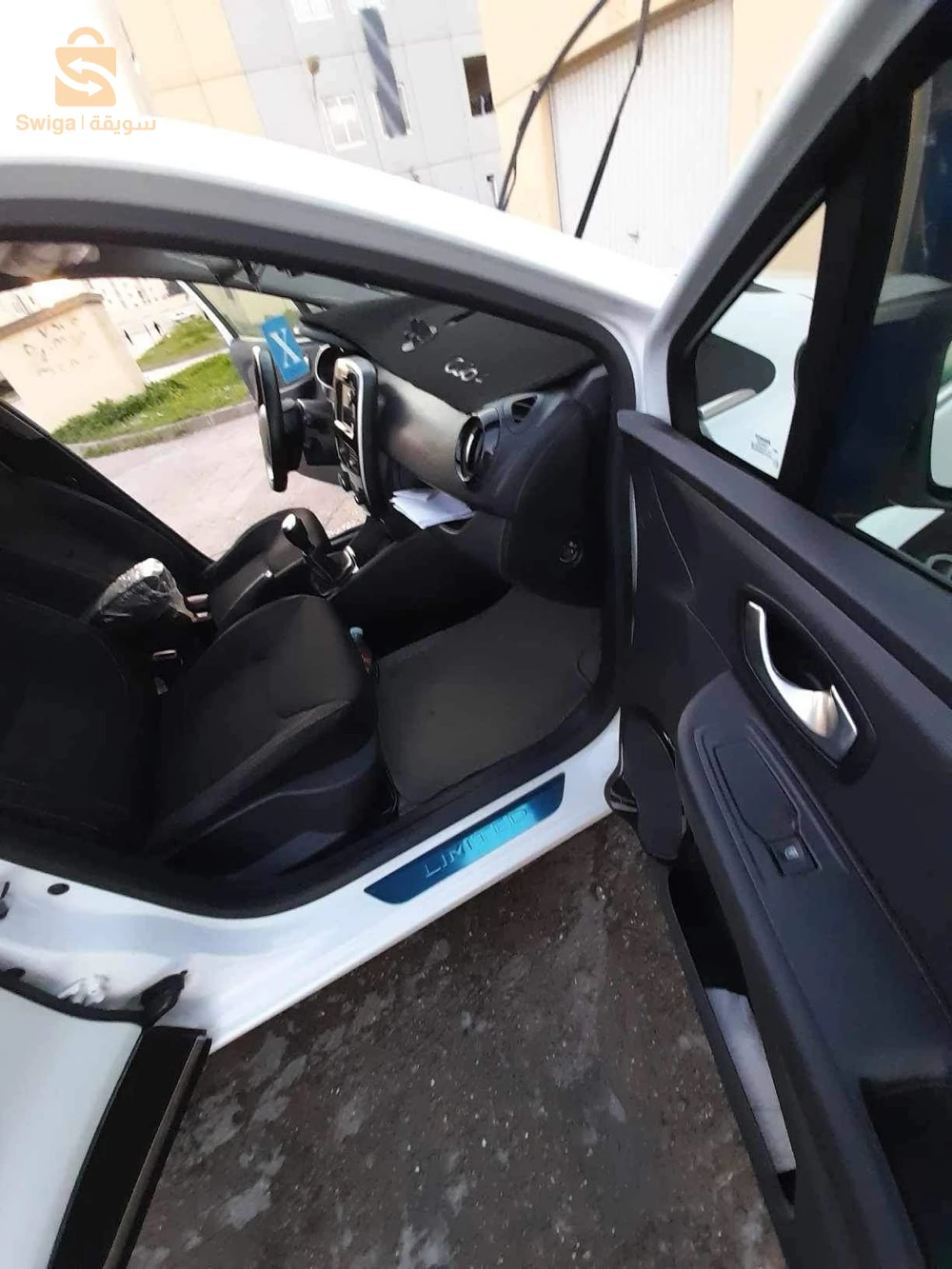 Clio 4 limited 2 0,9 TCE avec toit panoramique