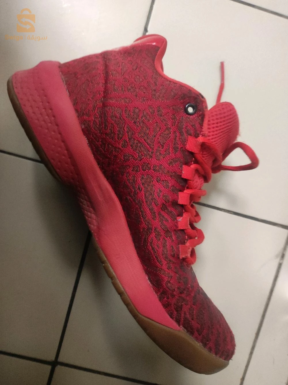 code : 881446-602 
air Jordan B.fly red 
déjà porté ( melbousa) 
bon affaire bon état 7/10 
sans boîte 
vous proposition merci