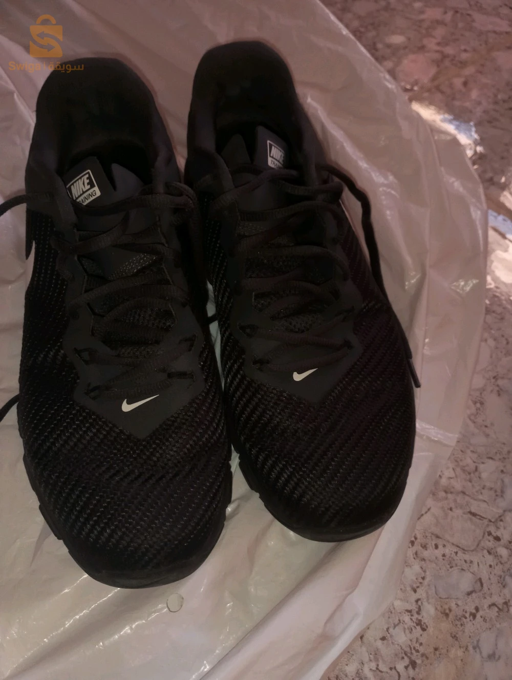 زوج اديداسات للبيع وحدة 42ووحدة43وسومة تاع لوحدة 7500