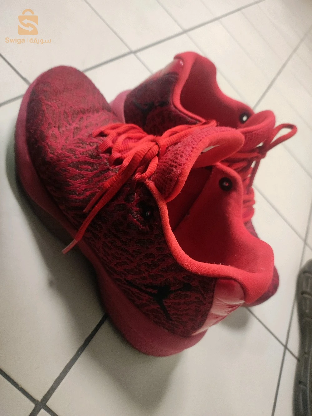 code : 881446-602 
air Jordan B.fly red 
déjà porté ( melbousa) 
bon affaire bon état 7/10 
sans boîte 
vous proposition merci