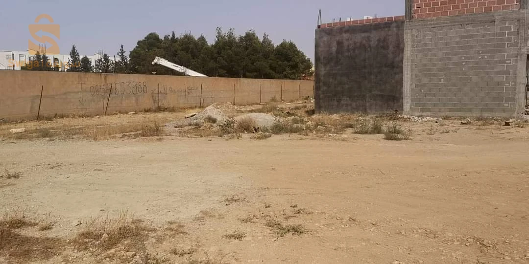 ارض للبناء 180م2 بواجهتين امامية و خلفية بقايس وراء المعهد بحي القصور بعقد ملكية