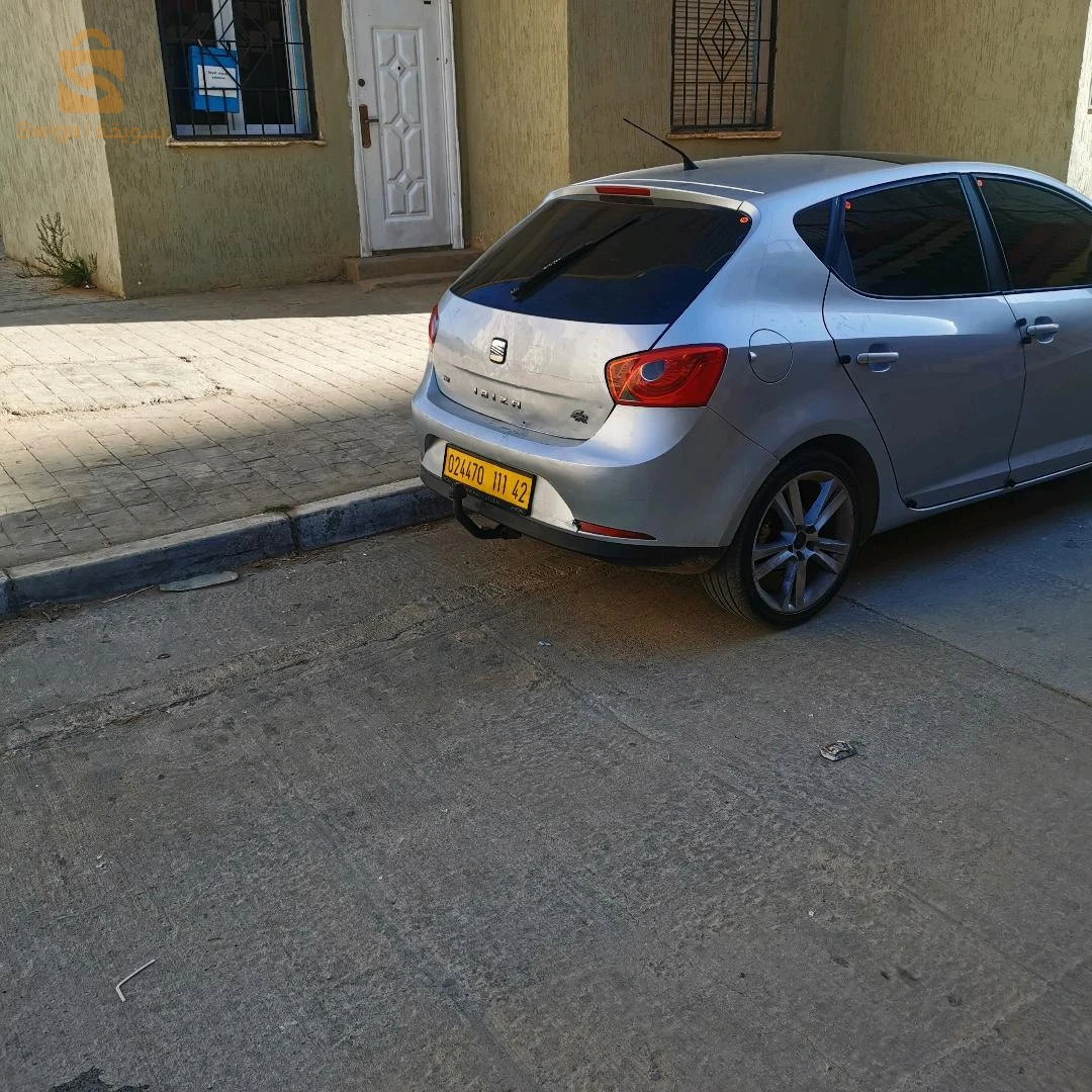 سيارة شابة كلشيى مارش فيها لال امامي وكابو نضافة وفروة صغير في مالة