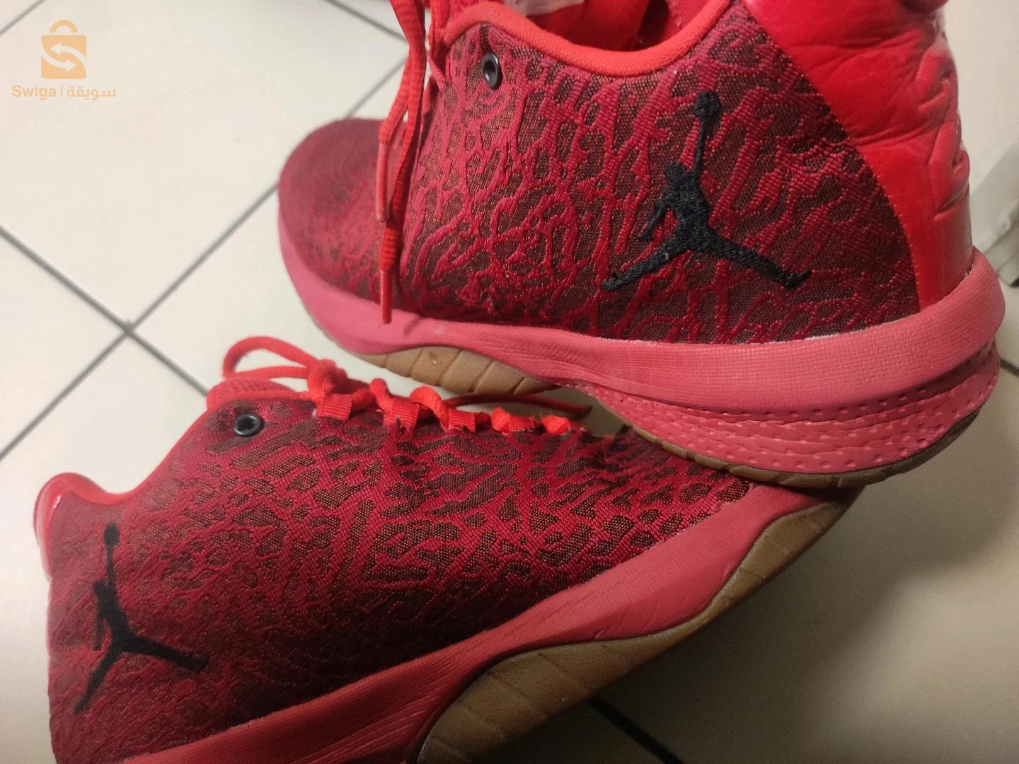 code : 881446-602 
air Jordan B.fly red 
déjà porté ( melbousa) 
bon affaire bon état 7/10 
sans boîte 
vous proposition merci