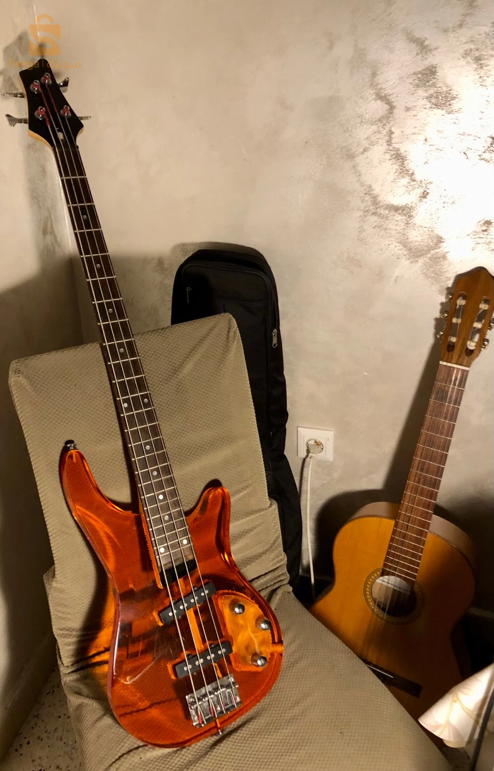 Basse électrique en plexiglass