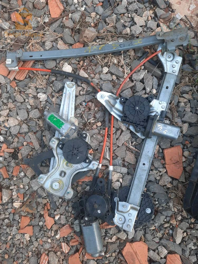 بيع و تصليح صواعد زجاج السيارات 
ابواب السيارات 
botton monte glasse 
monte glasse et surrure