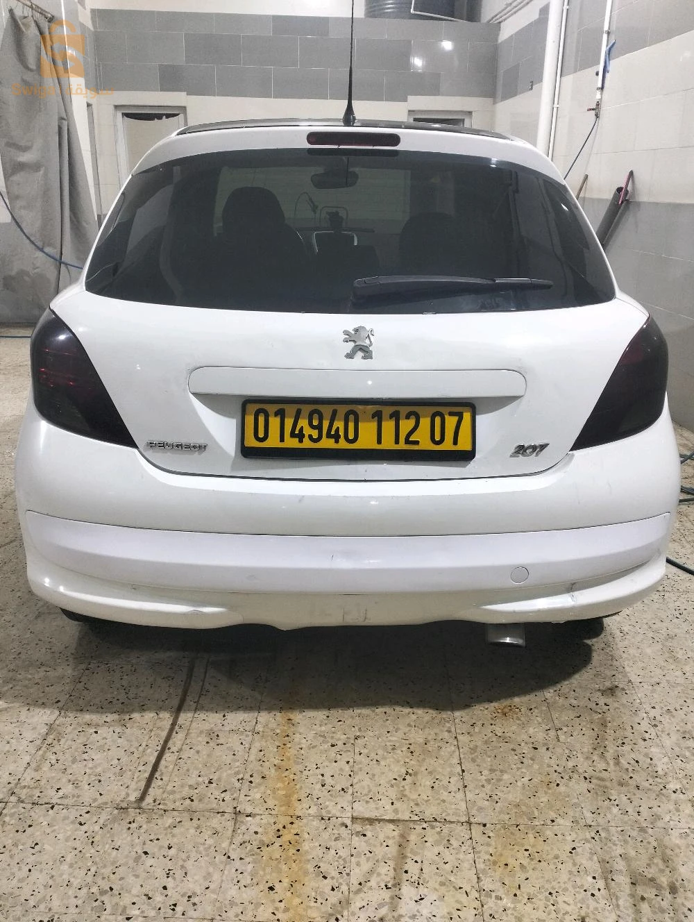 فيها ماسك افو وزوز بوطكاس ولال خلفي