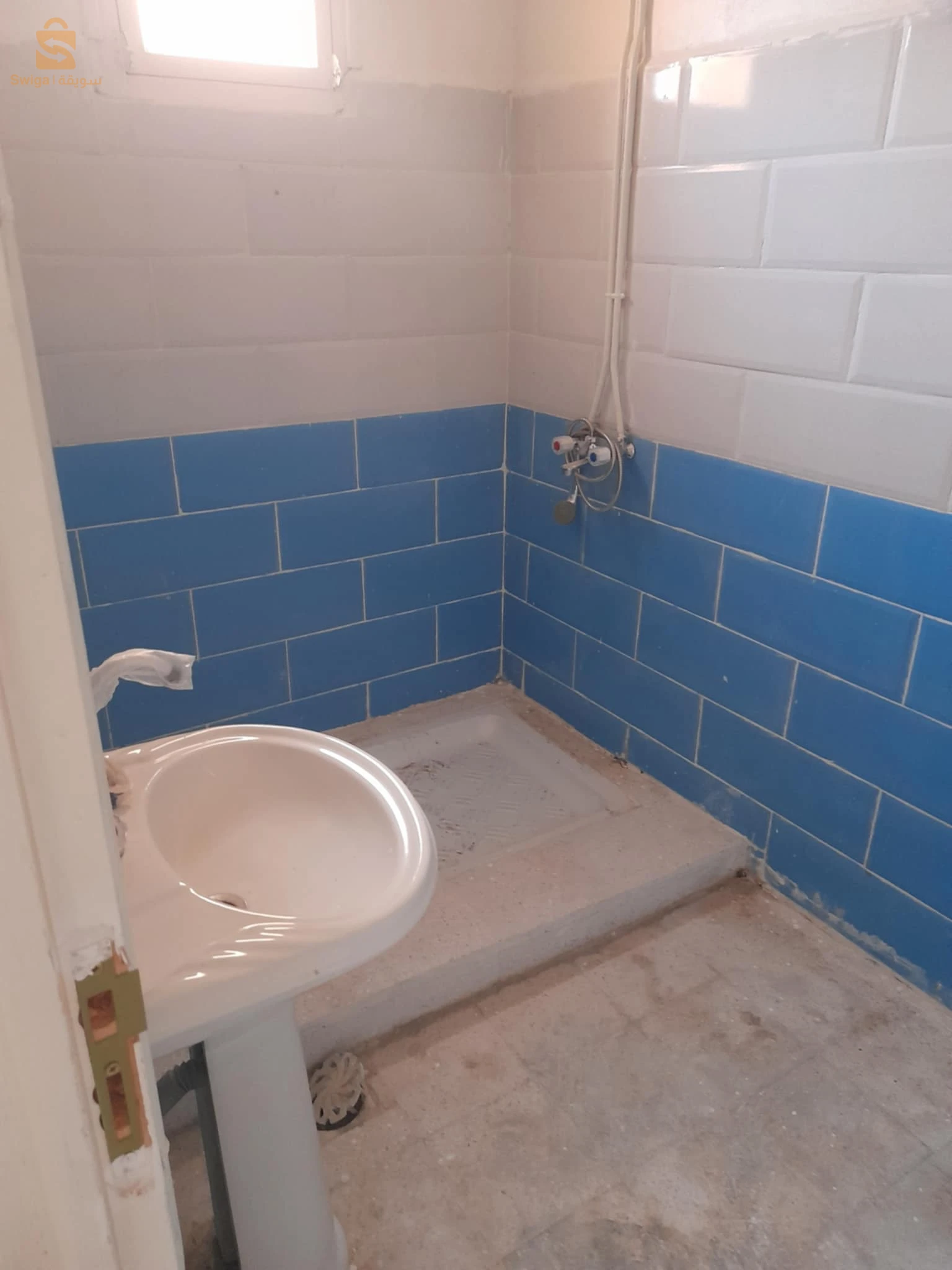 حي 270 مسكن تحت القطب الحضري بجانب الطريق السيار شمال جنوب الشقة تقع في الطابق الثالث بكل الوثائق  في حي هادئ