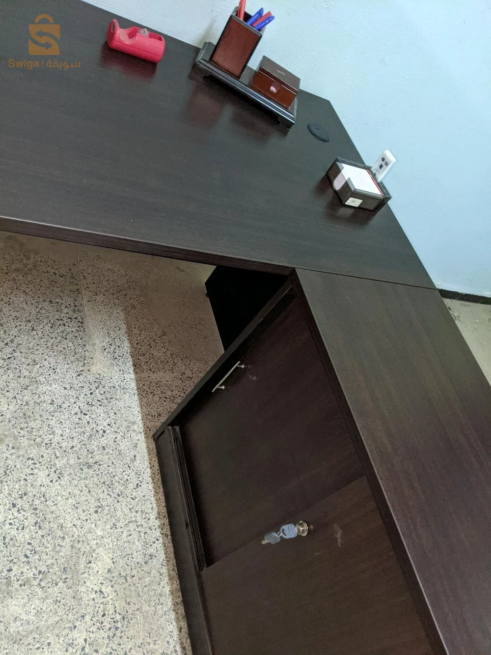 un bureau avec l'armoire