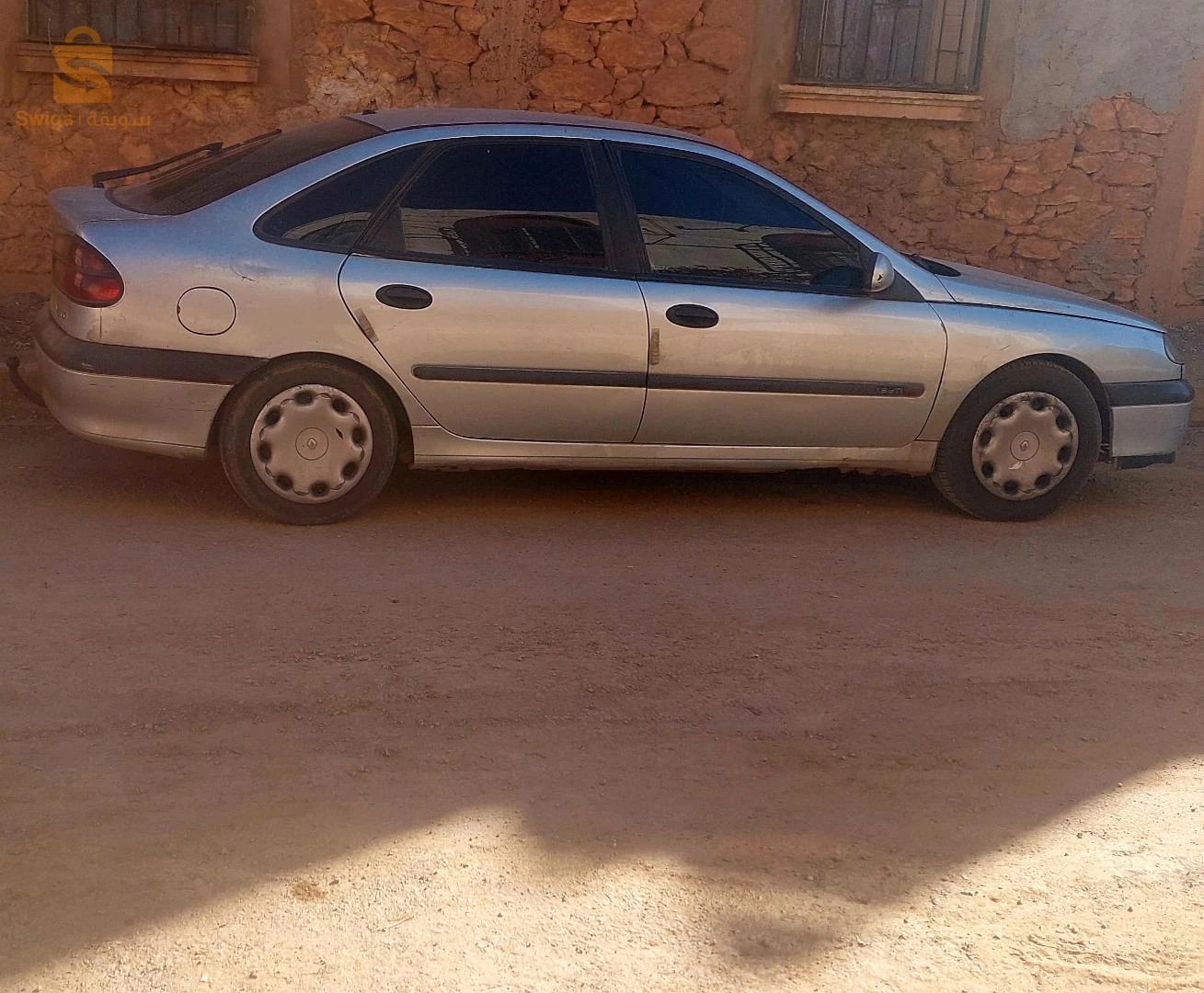 لقونة مفتاح 2000 1.9dci ملبسة قديمة فيها سطح وليزال تاع تلباس برك وفيها كما راهي بلزرق في صورة .  نبيع ونبدل ونزيد 0782 66 10 12