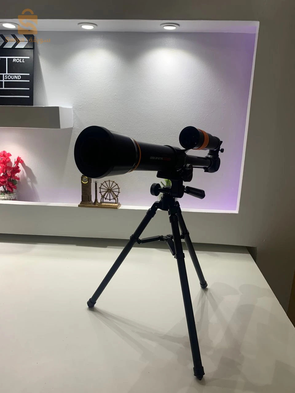 Télescope réfracteur d’ouverture pour observer les étoiles avec trépied réglable