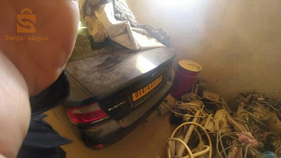 سيارة بدون محرك وبدون علبة بالوثائق