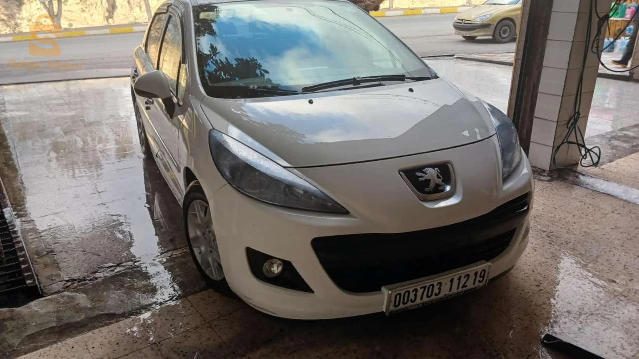 بانتورة 00 
سيارة نظيفة الله يبارك فيها خبشات كيما فلفوطو فوق الروندة مش حاجة طول