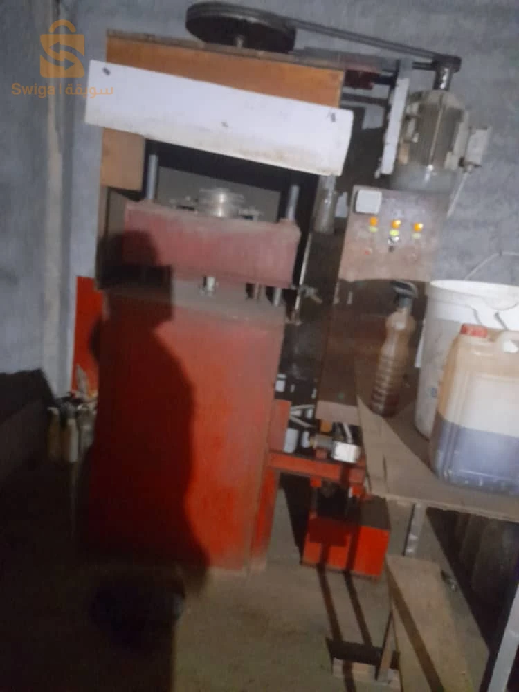 فور خاص بالفخار ومعداته كلها وآلة لتصنيع صحون الفخار