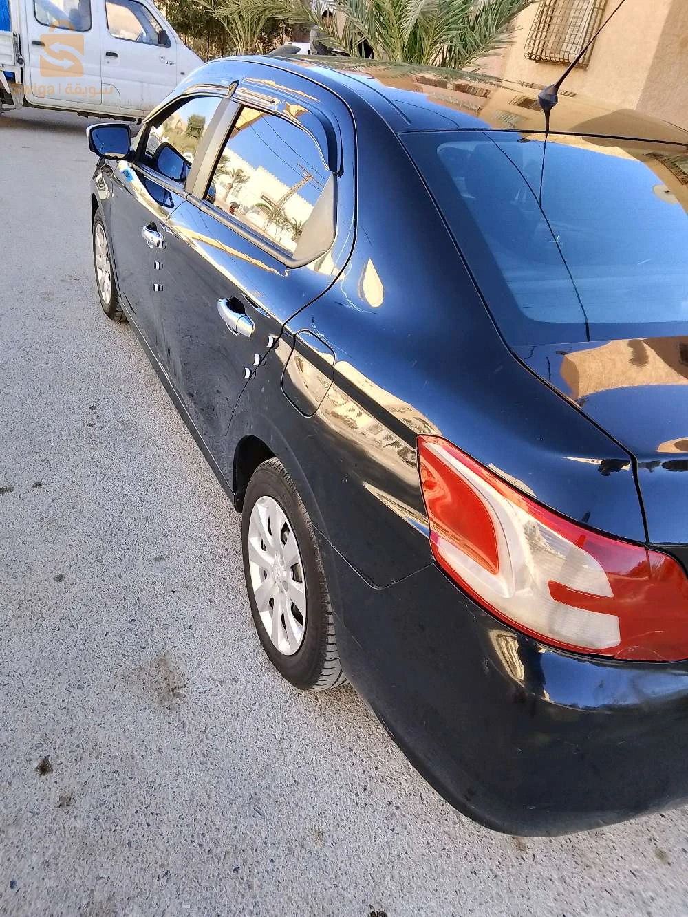 301 ess 1,2 نظيفة ما فيهاش البانتورة فيها روتوشة على برا موتور شباب