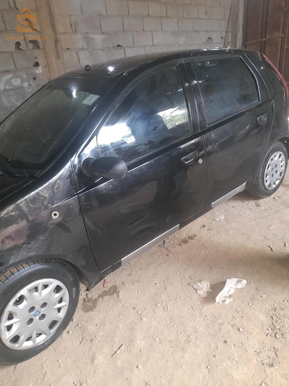سيارة عائلية فيها شويا سبيها فالباب اريام وشويا افروا حاجة خفيفا