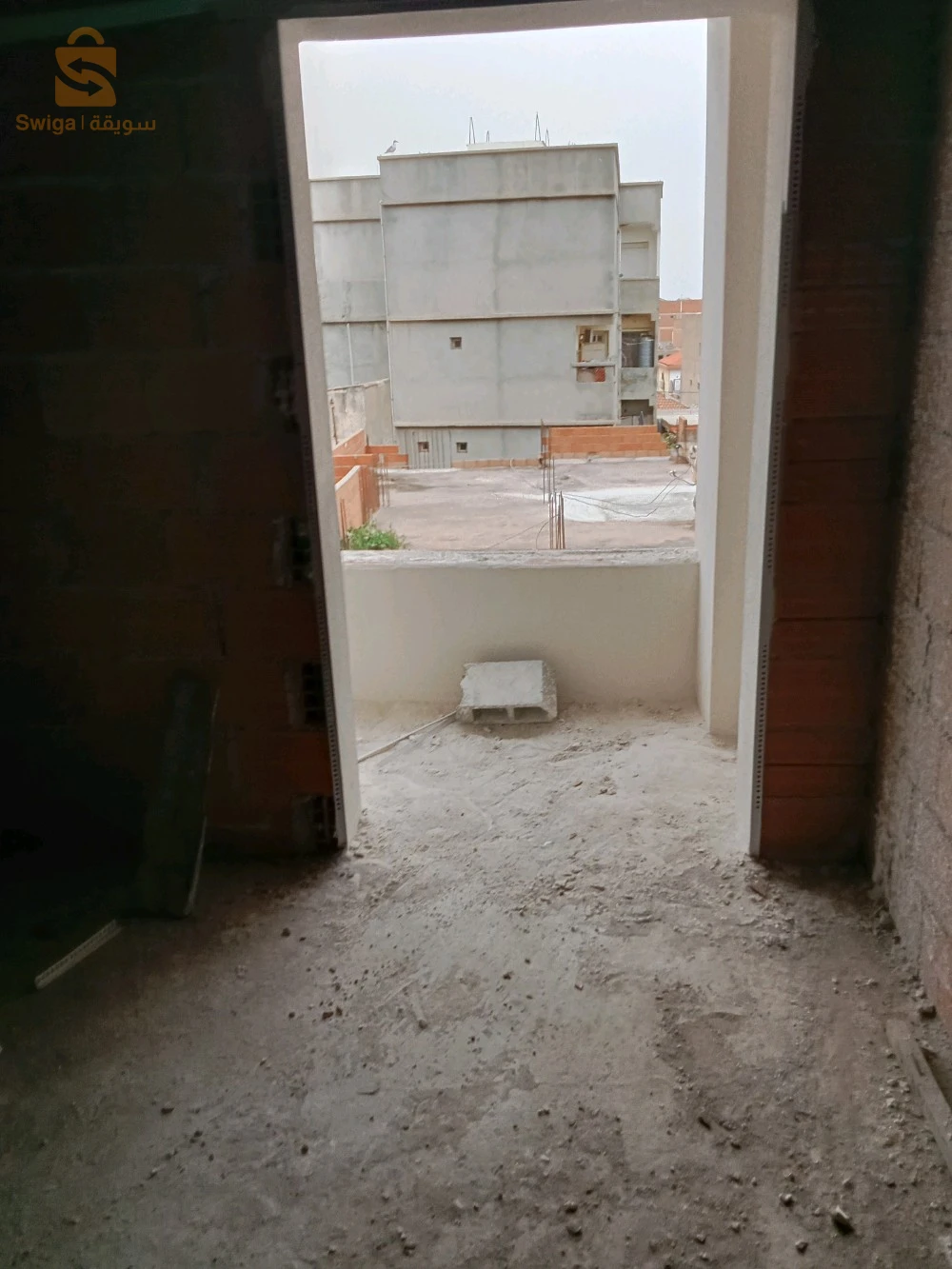 ابارتمون للبيع في باب الزوار واسعة في اقامة مغلقة بكاميرات مراقبة قريبة من المطار