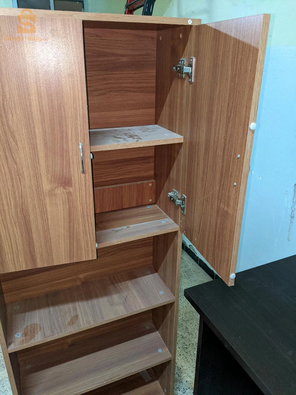 un bureau avec l'armoire