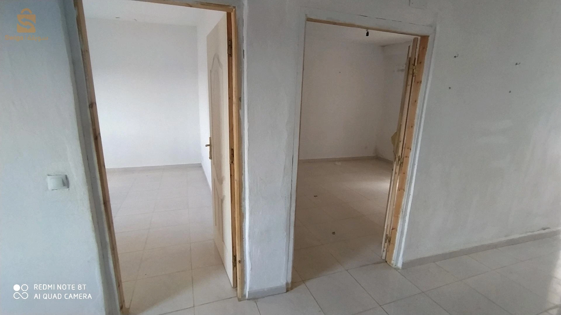 منزل للبيع في حي بوصوف حي النعجة الصغيرة فوق المسجد بي 4 رواد جها اليمنى فيه سوسول يطل على الحديقة و طابق العلوي يطل على الحديقة و طريق متكون من 2 غرف كبار وحدة 6/ 5 و لخرى 5/ 4 و مطبخ مفتوح على الهول و حمام و مرحاض كبار مخدومة مليح مفينية تسكن بنهارك غاز ماء كهرباء انترنات اوراق تسوية موجودة