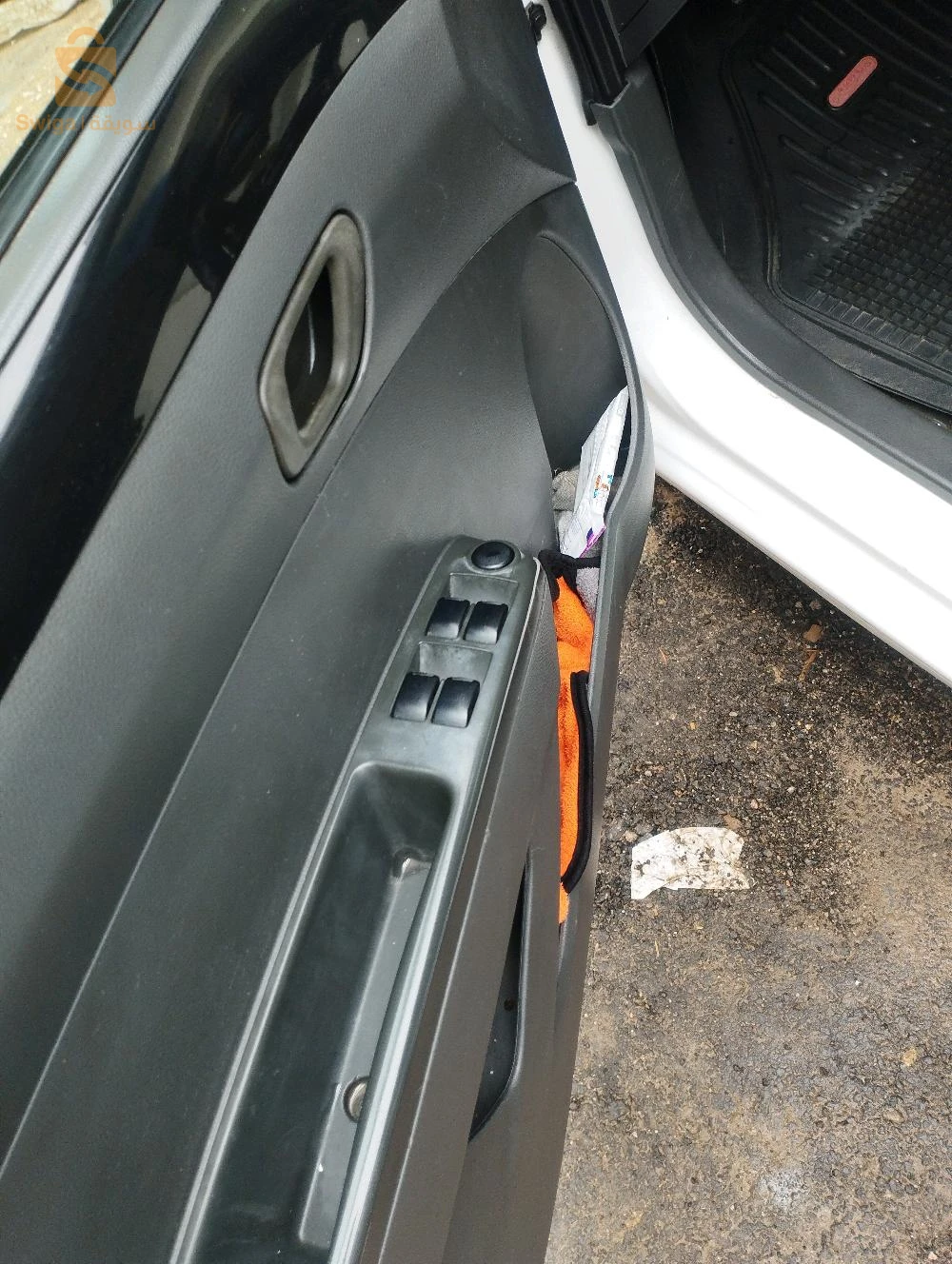 voiture très propre deuxième main la peinture quelques retouche de nettoyage j'habite à staouel contacte-moi merci