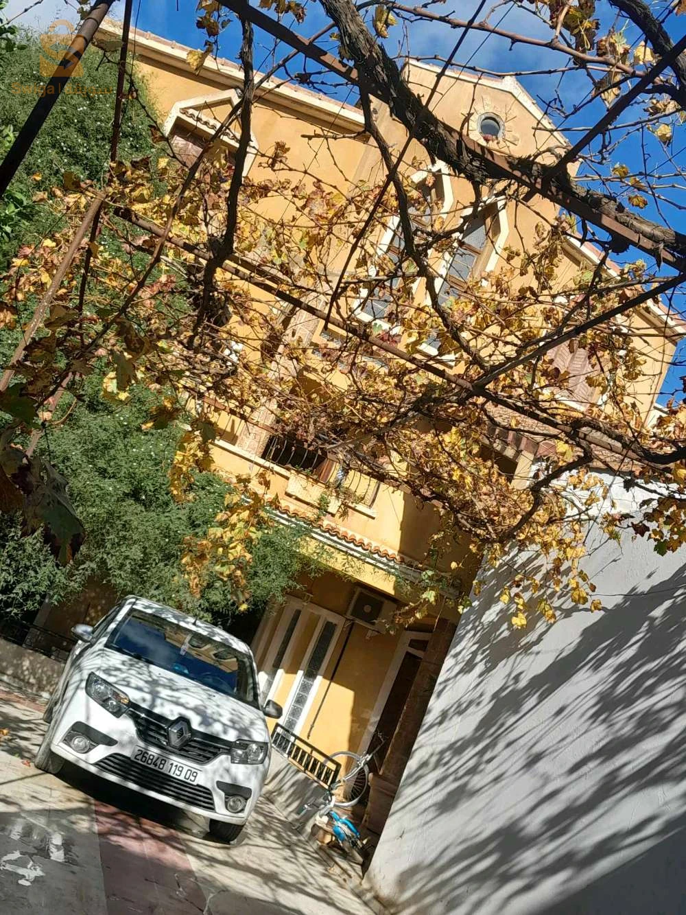 فيلا 3طوابق في حي نظيف وهادئ زائد حديقة زائد مكان لركن 3سيارات زائد سطح ماء غاز كهرباء كل شيء ريڨلو فيلا مكملة قرايتها ارواح تسكن وفقط