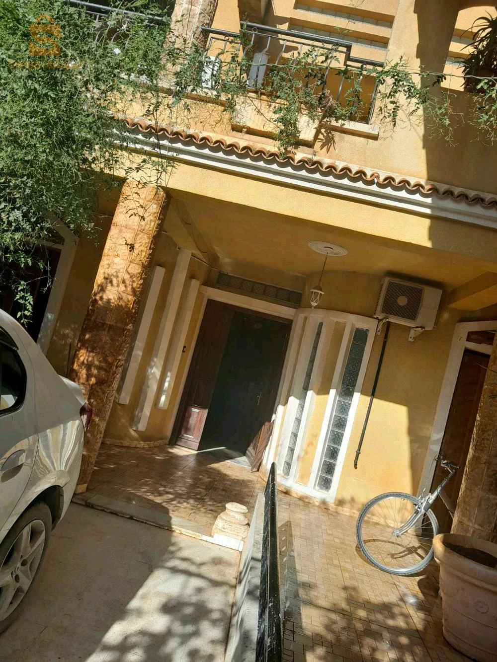 فيلا 3طوابق في حي نظيف وهادئ زائد حديقة زائد مكان لركن 3سيارات زائد سطح ماء غاز كهرباء كل شيء ريڨلو فيلا مكملة قرايتها ارواح تسكن وفقط