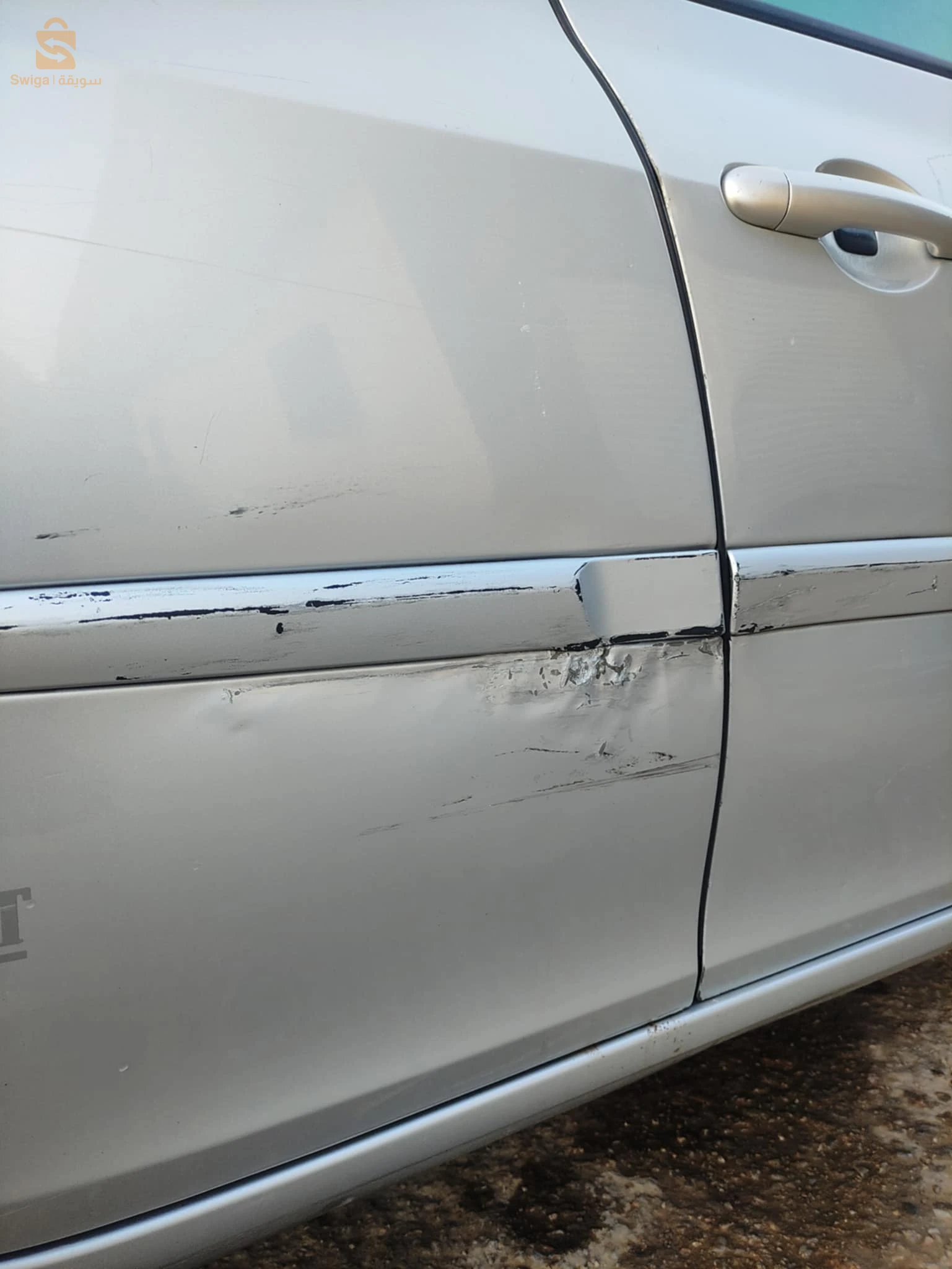 Clio 3 1.2 16v. 
Km : 309000 
00 penture 
فيها آفروى باب تالي كوتي باساجي على برى تبان في الفوطو. 
فيها خدش صغير تحت كابو. 
Suspension 10/10 

 لي مهتم : 0672682385.