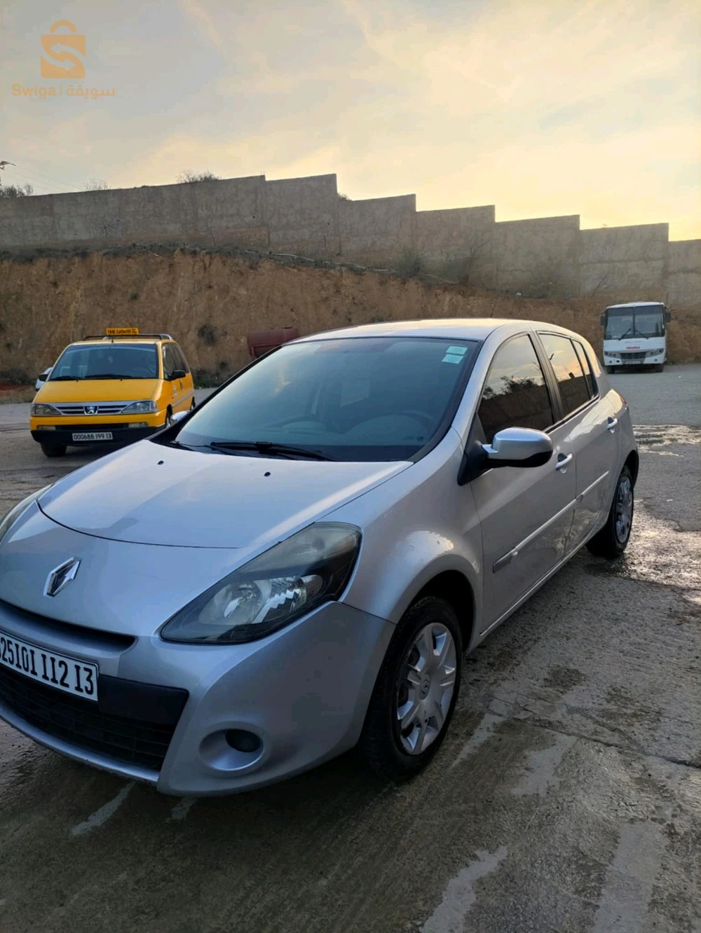 Clio 3 1.2 16v. 
Km : 309000 
00 penture 
فيها آفروى باب تالي كوتي باساجي على برى تبان في الفوطو. 
فيها خدش صغير تحت كابو. 
Suspension 10/10 

 لي مهتم : 0672682385.