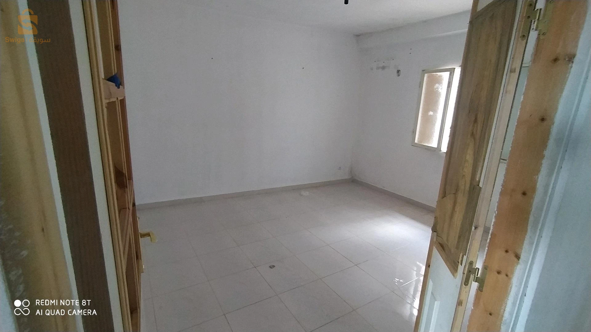 منزل للبيع في حي بوصوف حي النعجة الصغيرة فوق المسجد بي 4 رواد جها اليمنى فيه سوسول يطل على الحديقة و طابق العلوي يطل على الحديقة و طريق متكون من 2 غرف كبار وحدة 6/ 5 و لخرى 5/ 4 و مطبخ مفتوح على الهول و حمام و مرحاض كبار مخدومة مليح مفينية تسكن بنهارك غاز ماء كهرباء انترنات اوراق تسوية موجودة