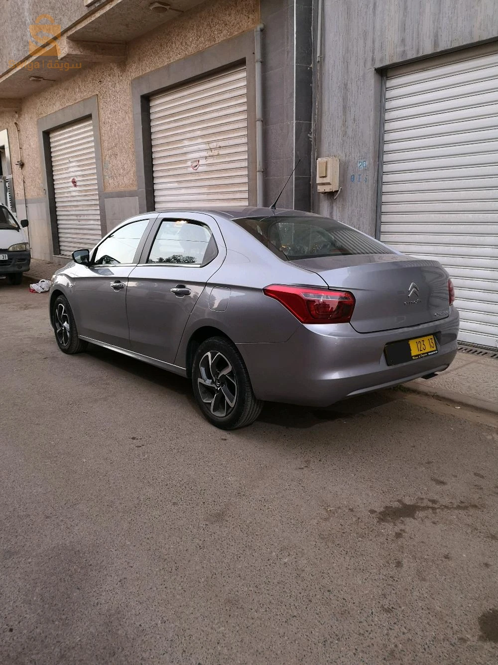 une nouvelle voiture familiale sans retouche et sans aucune rayure