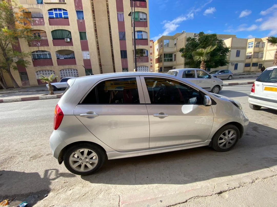 سيارة نضيفة