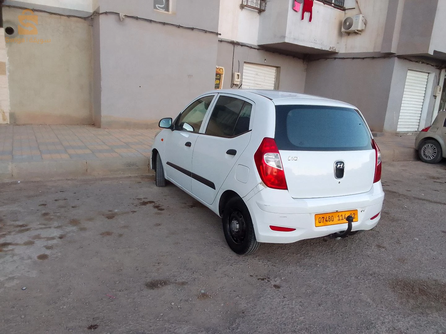 سيارة نضيفة فيها زوج تاع  بارشوك معاودين نضافة