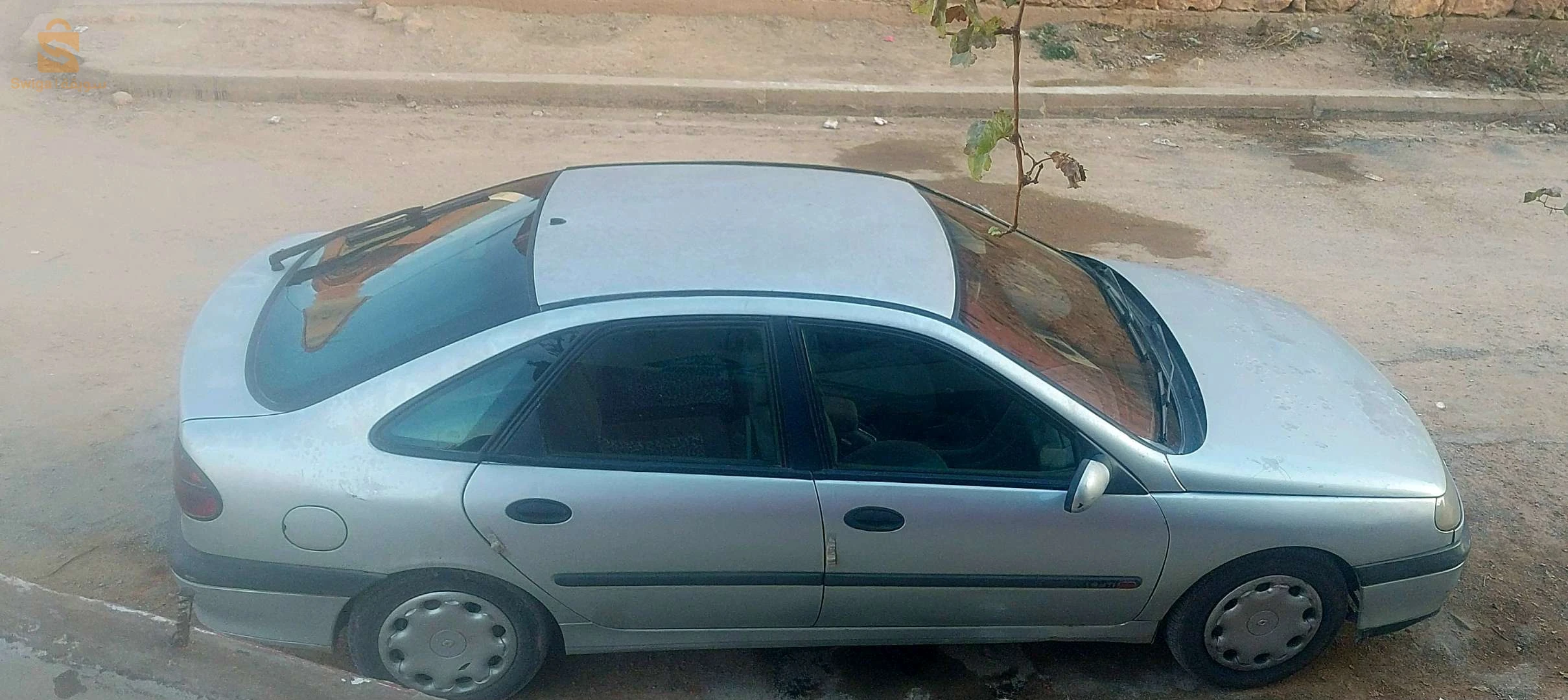 لقونة مفتاح 2000 1.9dci ملبسة قديمة فيها سطح وليزال تاع تلباس برك وفيها كما راهي بلزرق في صورة .  نبيع ونبدل ونزيد 0782 66 10 12