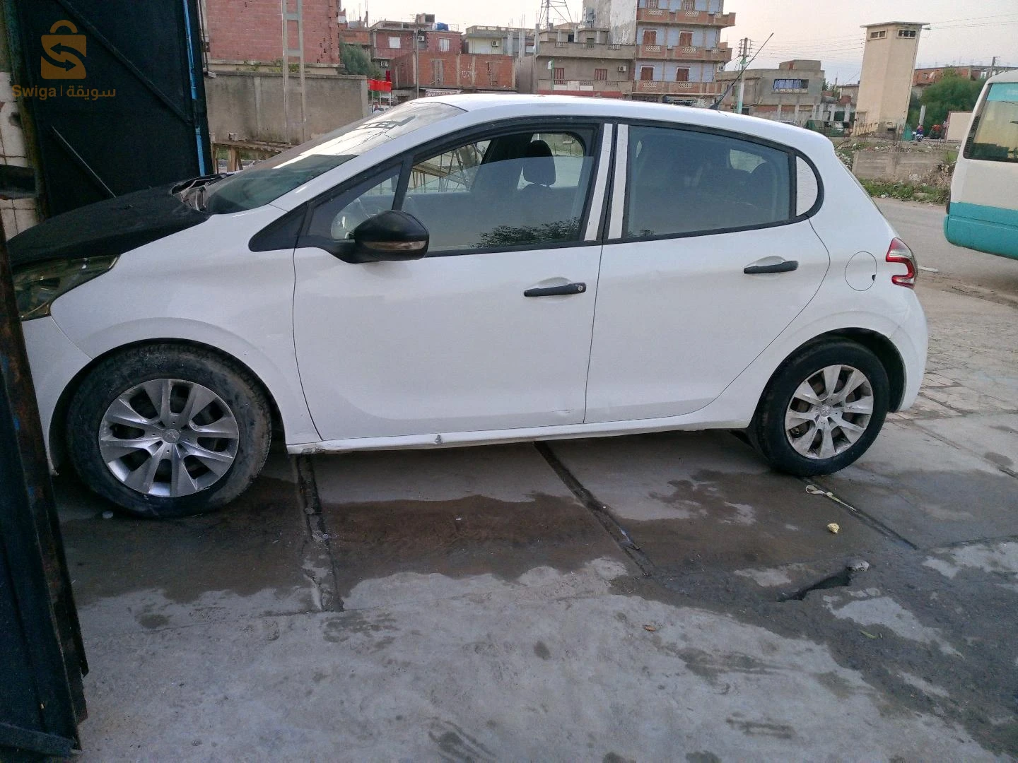 سيارة بيجو 208