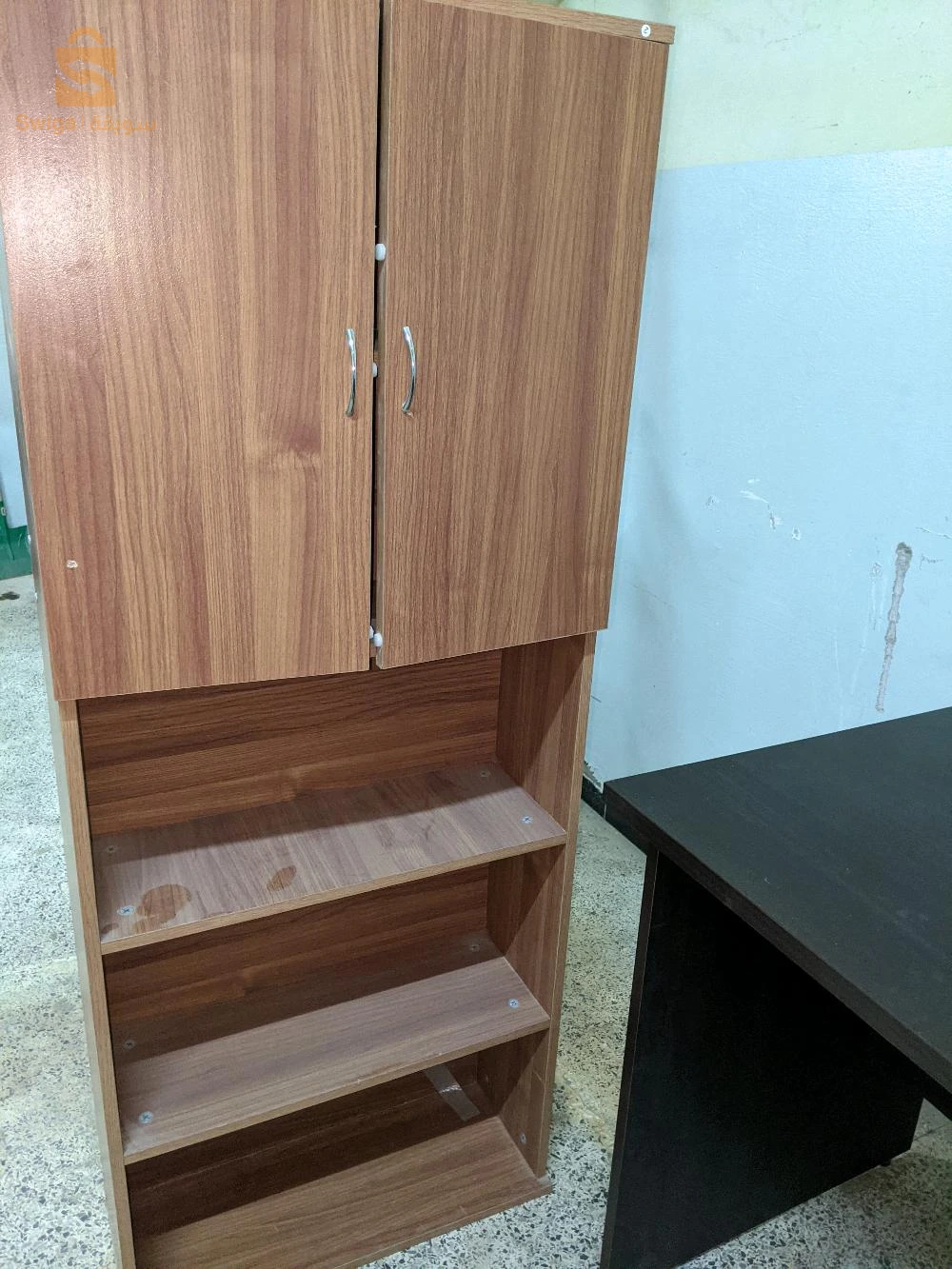 un bureau avec l'armoire