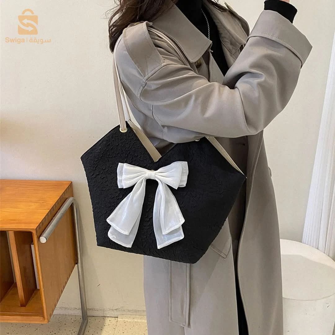 مع Sac Seau avec Nœud، خلي كل خرجة ديالك مميزة! ما تخليش الفرصة تفوتك وكوني ديما قدام الموضة! ✨