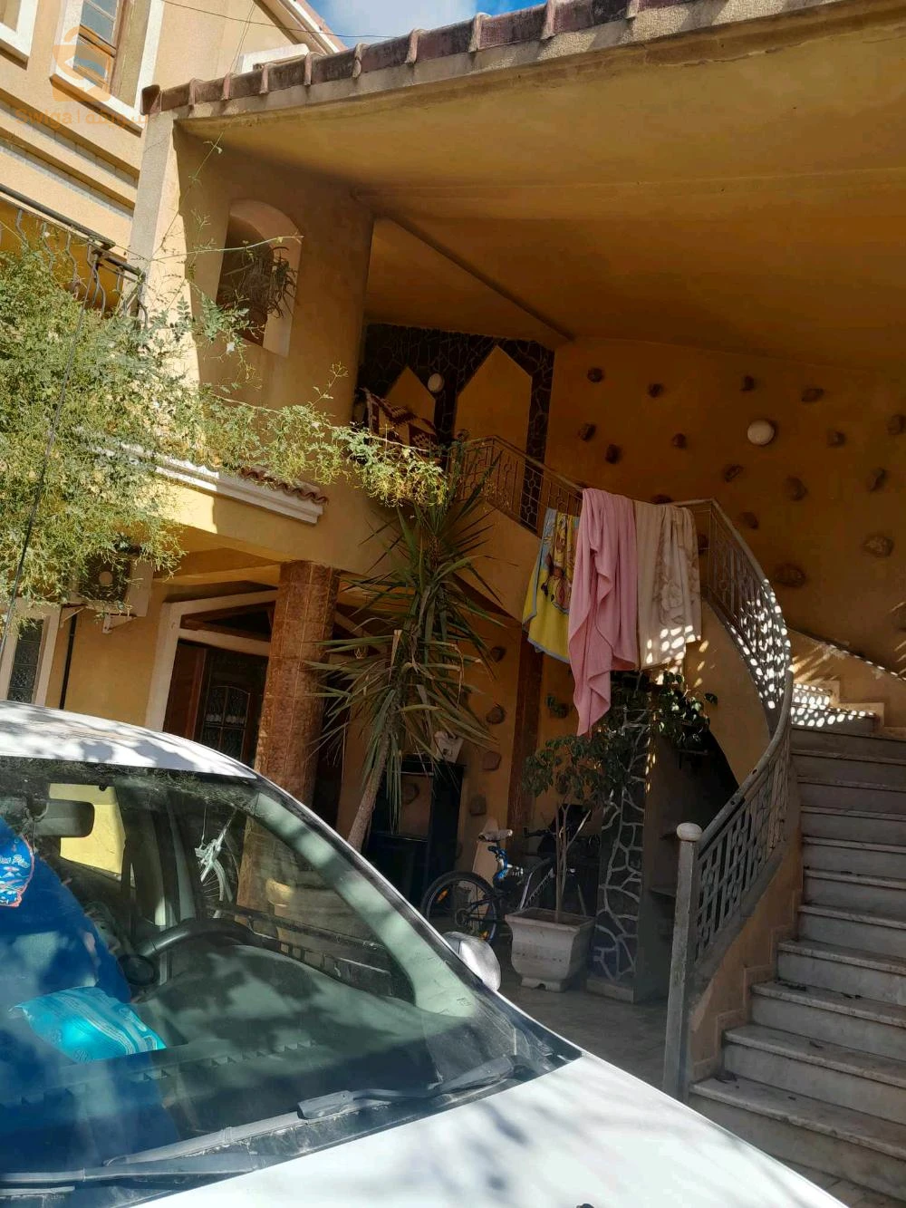 فيلا 3طوابق في حي نظيف وهادئ زائد حديقة زائد مكان لركن 3سيارات زائد سطح ماء غاز كهرباء كل شيء ريڨلو فيلا مكملة قرايتها ارواح تسكن وفقط