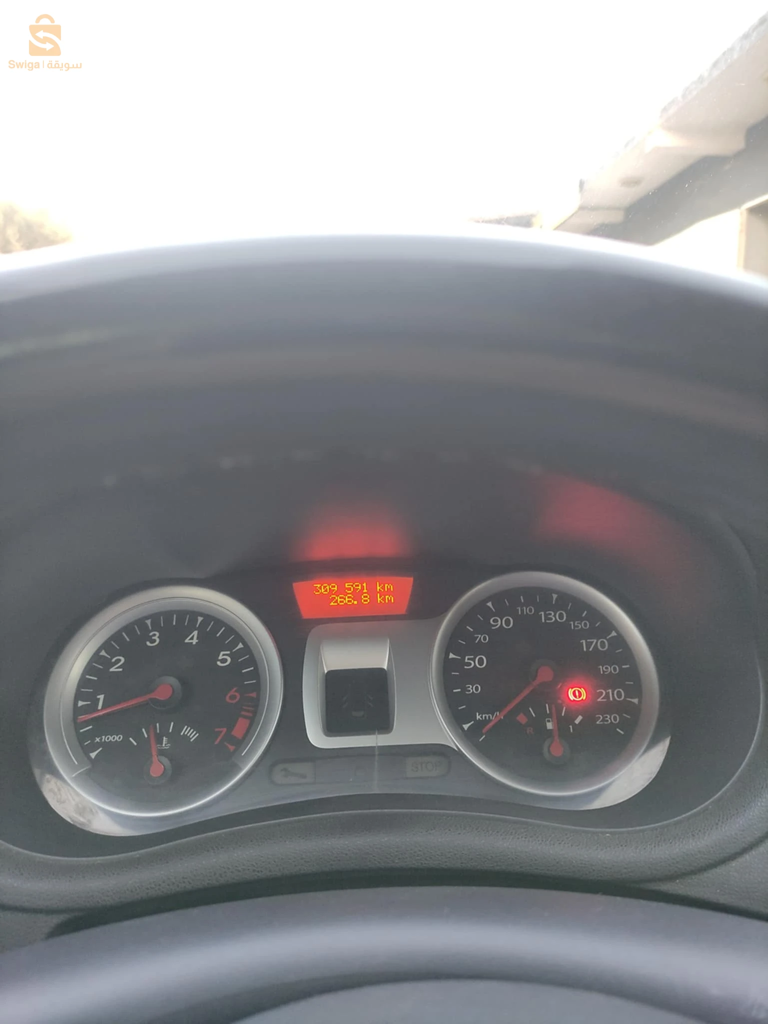 Clio 3 1.2 16v. 
Km : 309000 
00 penture 
فيها آفروى باب تالي كوتي باساجي على برى تبان في الفوطو. 
فيها خدش صغير تحت كابو. 
Suspension 10/10 

 لي مهتم : 0672682385.