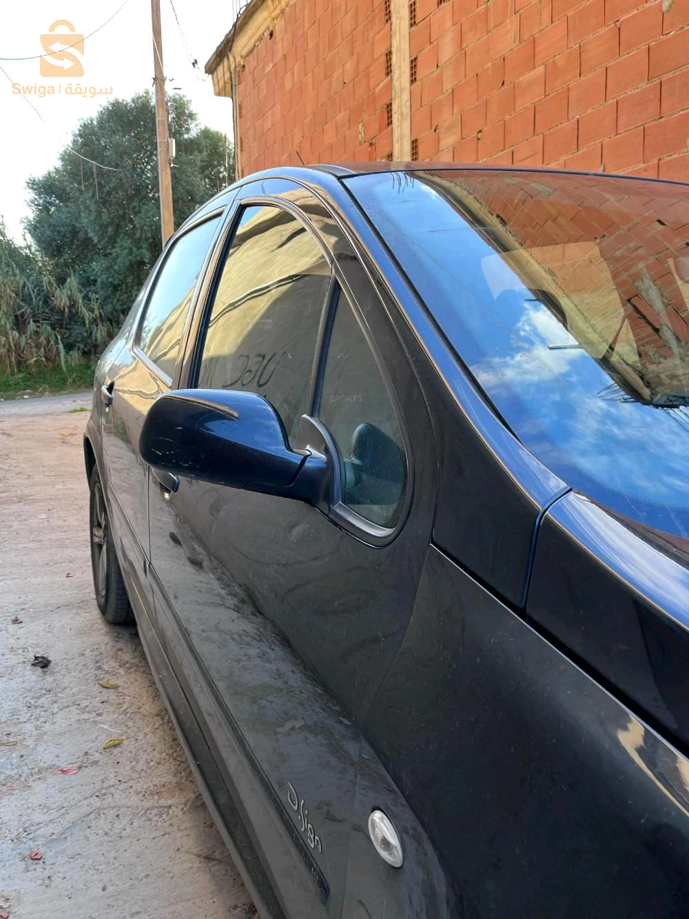 فيها 2 لبارشوك أو بات كاس كوتي درواة أو أفروا صغيرة فالباب
