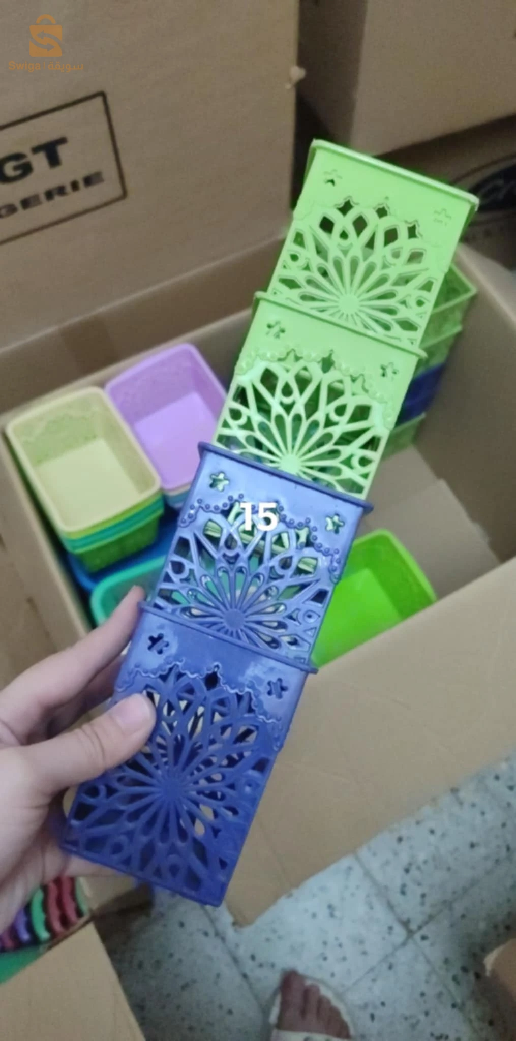سلعة بلاستيك و زجاج
