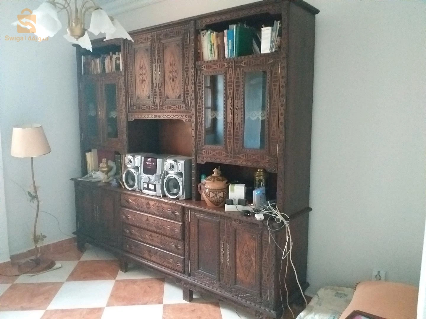 bibliothèque sculptée berbère à la main