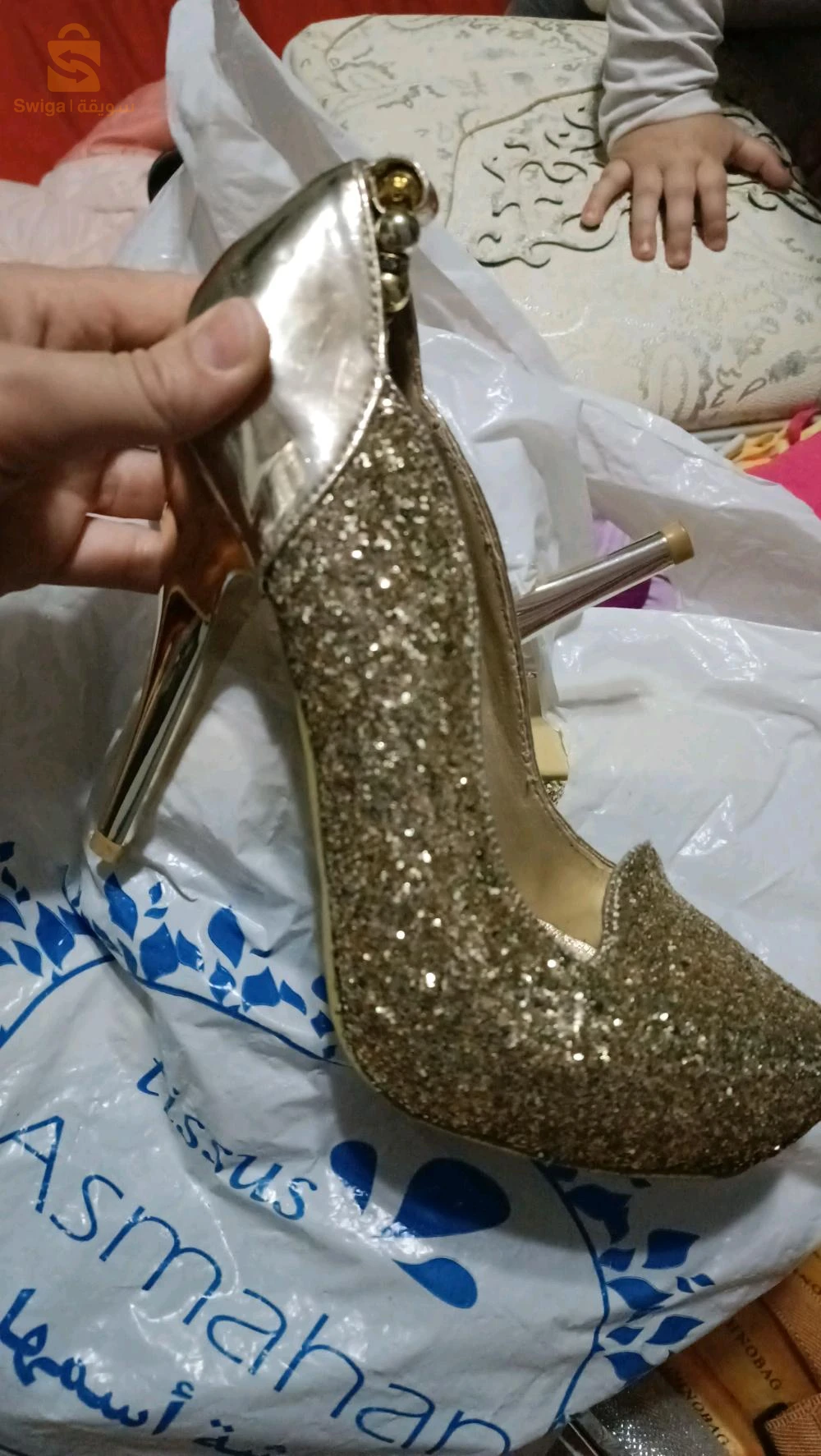 chaussure et pochette doreé