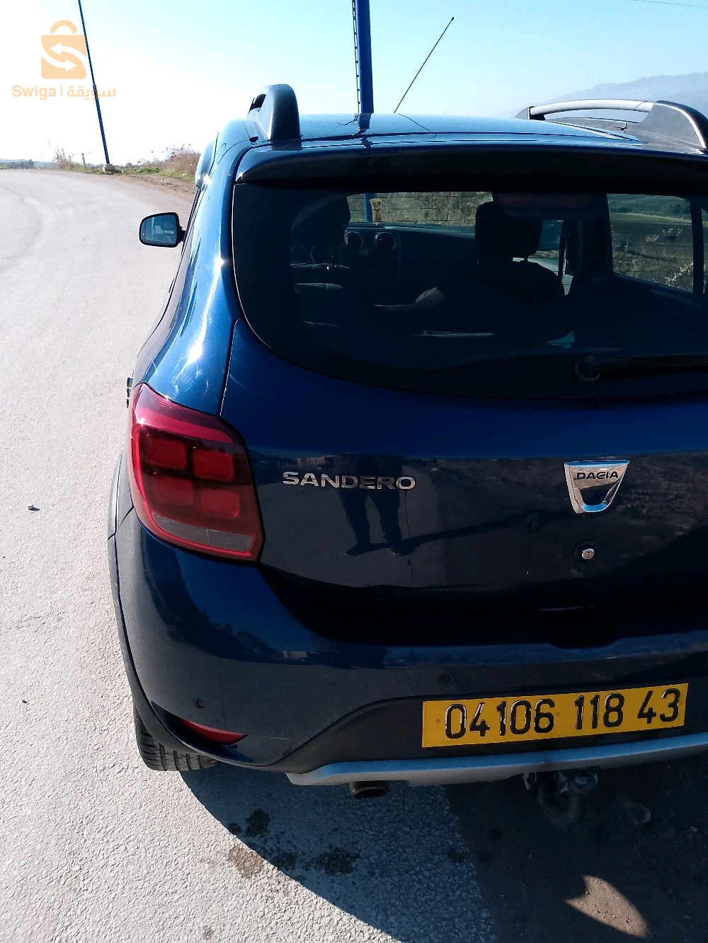 فيها باب الشوفور وراكورة صغيرة فالباب الثانية على نظافة و شوية فروة